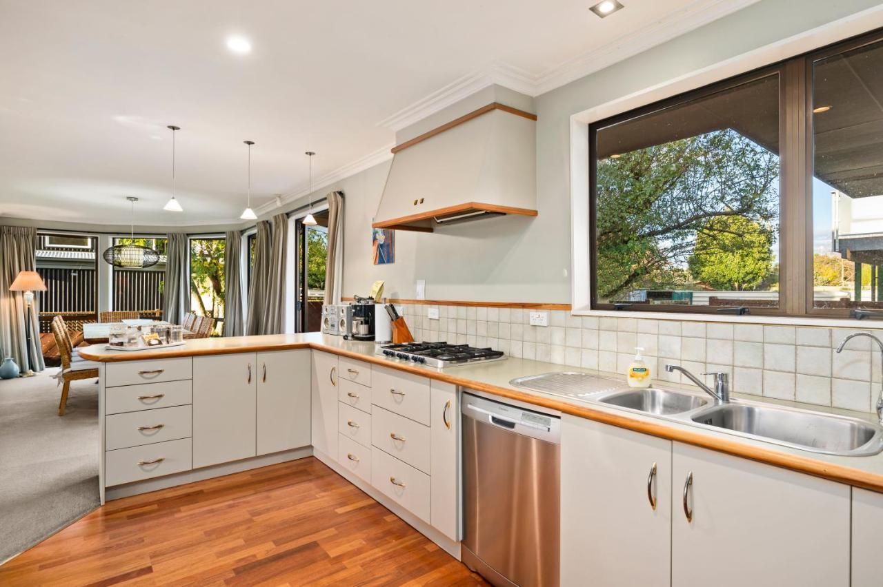 Taupo Escape - Rainbow Point Holiday Home Eksteriør billede